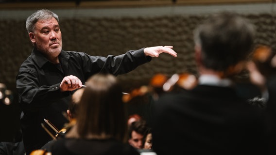 Alan Gilbert dirigiert das NDR Elbphilharmonie Orchester. © Daniel Dittus Foto: Daniel Dittus