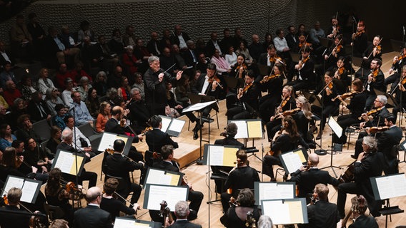 Das NDR Elbphilharmonie Orchester mit Chefdirigent Alan Gilbert auf der Bühne der Elbphilharmonie. © Daniel Dittus Foto: Daniel Dittus