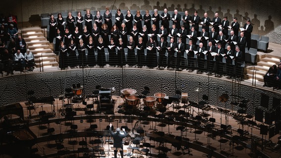 Der Prager Philharmonische Chor singt unter der Leitung von Alan Gilbert in der Elbphilharmonie. © Daniel Dittus Foto: Daniel Dittus