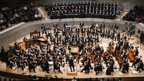 Das NDR Elbphilharmonie Orchester und der Prager Philharmonische Chor auf der Bühne der Elbphilharmonie. © Daniel Dittus Foto: Daniel Dittus