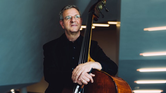 Jens Bomhardt, Solo-Bassist des NDR Elbphilharmonie Orchesters © NDR, Jewgeni Roppel Foto: Jewgeni Roppel