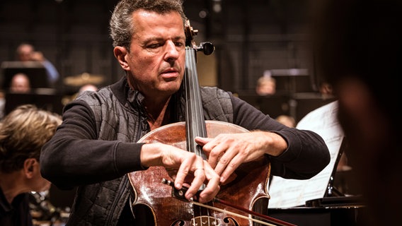 Probenszene: Solo-Cellist Andreas Grünkorn während einer Orchesterprobe zu Lindbergs "Kraft" © NDR Foto: Peter Hundert