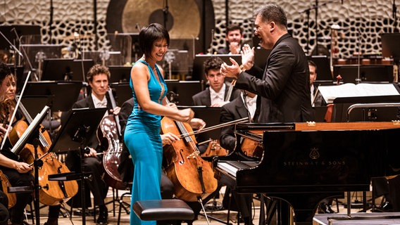 Konzertszene: Chefdirigent Alan Gilbert applaudiert Pianistin Yuja Wang auf der Bühne der Elbphilharmonie © NDR Foto: Peter Hundert
