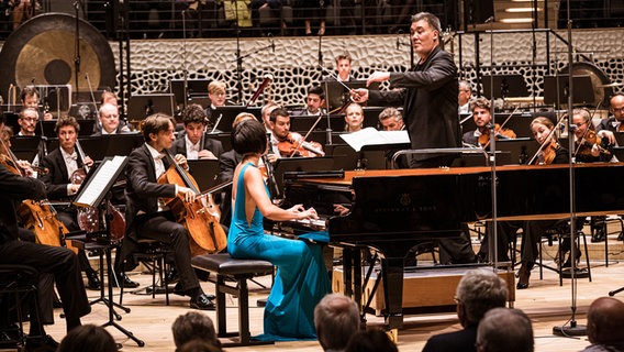 Konzertszene: Pianistin Yuja Wang am Flügel, gemeinsam mit dem NDR Elbphilharmonie Orchester und Alan Gilbert © NDR Foto: Peter Hundert