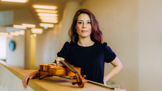 Laura Escanilla Rivera, Bratschistin des NDR Elbphilharmonie Orchesters © NDR, Jewgeni Roppel Foto: Jewgeni Roppel