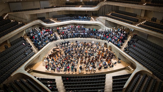 Das NDR Elbphilharmonie Orchester mit 4 weiteren Chören bei der Mahler 8 Probe in der Elbphilharmonie. © NDR, Nils Ole Peters Foto: Nils Ole Peters