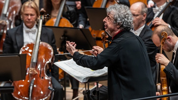 Semyon Bychkov dirigert das NDR Elbphilharmonie Orchester. © NDR, Nils Ole Peters Foto: Nils Ole Peters