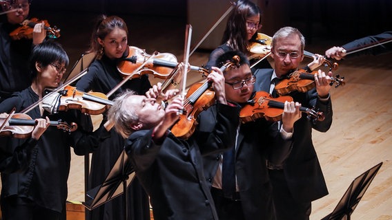 Konzertszene: Musiker des NDR Elbphilharmonie Orchesters spielen ein Kammerkonzert mit Studenten der Shanghai Orchestra Academy © Shanghai Orchestra Academy Foto: Xiaofei