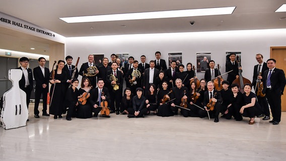 Gruppenfoto: Musiker des NDR Elbphilharmonie Orchesters gemeinsam mit Studenten der Shanghai Orchestra Academy © Shanghai Orchestra Academy Foto: Xiaofei