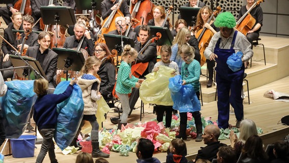 Das NDR Elbphilharmonie Orchester spielt Schostakowitsch Suite für Varieté-Orchester beim Familienkonzert in der Elbphilharmonie. © Marcus Krüger 