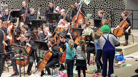 Das NDR Elbphilharmonie Orchester spielt Schostakowitsch Suite für Varieté-Orchester beim Familienkonzert in der Elbphilharmonie. © Marcus Krüger 