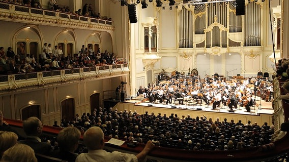 Konzertszene: Blick aus dem Zuschauerraum auf die Bühne des Großen Saals der Laeiszhalle © NDR Foto: Marcus Krueger