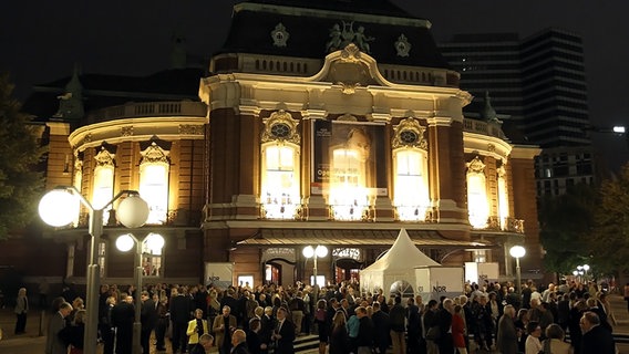 Die nächtlich erleuchtete Laeiszhalle in der Konzertpause © NDR Foto: Marcus Krueger