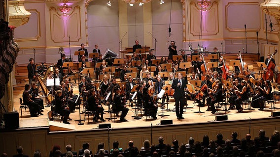 Das NDR Jugendsinfonieorchester wird von Thomas Hengelbrock (mit Mikrofon) vorgestellt. © NDR Foto: Marcus Krueger
