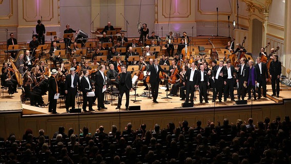 Musiker des NDR Sinfonieorchesters singen auf der Bühne der Laeiszhalle. © NDR Foto: Marcus Krueger