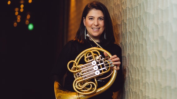 Amanda Kleinbart, Hornistin des NDR Elbphilharmonie Orchesters © NDR, Jewgeni Roppel Foto: Jewgeni Roppel
