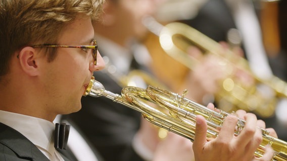 Screenshot: Ein Trompeter des NDR Jugendsinfonieorchesters während eines Konzerts in der Elbphilharmonie Hamburg © NDR Foto: Screenshot