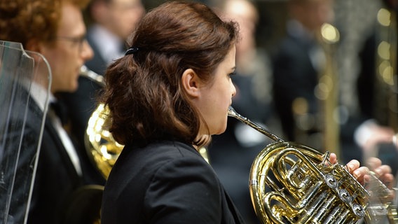Konzertsituation: Hornisten des NDR Jugendsinfonieorchesters auf der Bühne im Großen Saal der Elbphilharmonie © NDR Foto: Screenshot