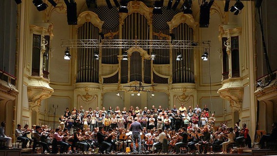 Das NDR Sinfonieorchester samt Chor bei Generalproben zum "Freischütz" von Carl Maria von Weber  