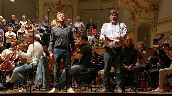 Miljenko Turk (l.) und Franz-Josef Selig bei der Generalprobe des NDR Sinfonieorchesters zum "Freischütz" von Carl Maria von Weber  