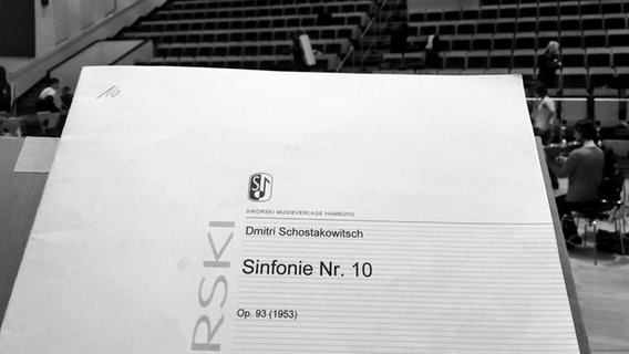 Notenblatt mit Aufschrift "Sinfonie Nr. 10 Schostakowitsch" auf einem Notenständer  