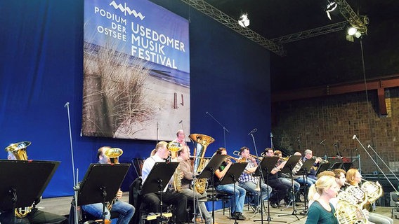 Blasmusiker des NDR Sinfonieorchesters auf der Bühne in Peenemünde  