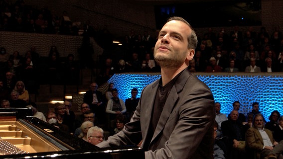 Screenshot: Pianist Francesco Piemontesi spielt mit dem NDR Elbphilharmonie Orchester in der Elbphilharmonie. Am Pult: Aivis Greters. © NDR Foto: Screensot