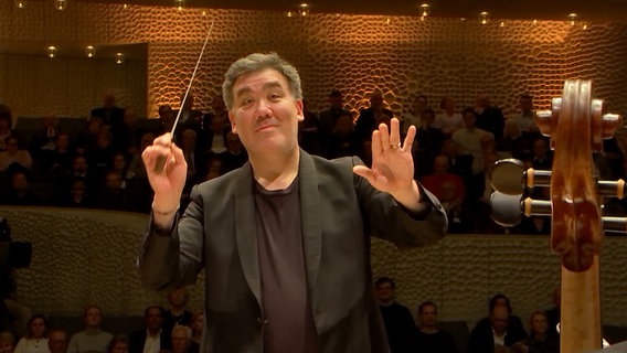 Screenshot: Alan Gilbert dirigiert das NDR Elbphilharmonie Orchester in der Elphi © NDR Foto: Screenshot