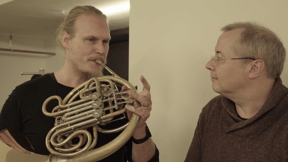 Screenshot: Solo-Hornist Jens Plücker und Dirigent Stefan Asbury während einer Probe © NDR 