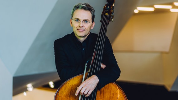 Tino Steffen, Kontrabassist des NDR Elbphilharmonie Orchesters © NDR, Jewgeni Roppel Foto: Jewgeni Roppel