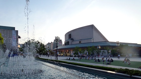 Abendstimmung: Besucher vor dem Seoul Arts Center  