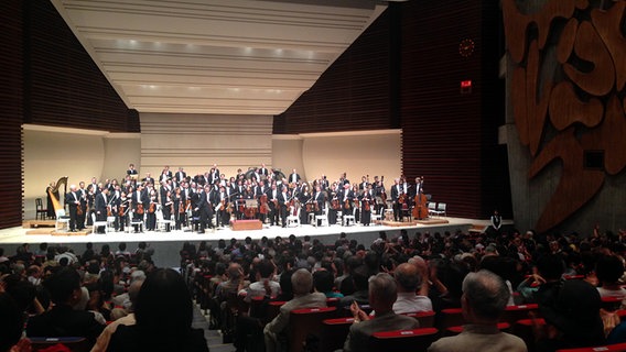 Konzertszene: Applaus für das NDR Sinfonieorchester im Bunka Kaikan in Tokio  