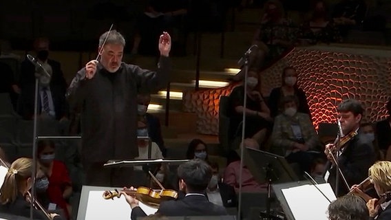 Screenshot: Alan Gilbert und das NDR Elbphilharmonie Orchester beim Eröffnungskonzert der Saison 2021/2022 im Großen Saal der Elbphilharmonie. © NDR Foto: Screenshot