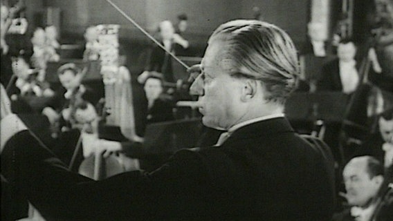 Hans Schmidt-Isserstedt dirigiert das Sinfonieorchester des NWDR (1955). © NDR 