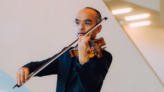 Youngdo Kim, Bratschist des NDR Elbphilharmonie Orchesters © NDR, Jewgeni Roppel Foto: Jewgeni Roppel
