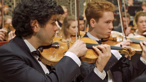 Das NDR Jugendsinfonieorchester spielt in der Elbphilharmonie. © NDR Foto: Mairena Torres