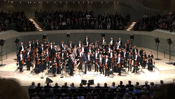 Chefdirigent Thomas Hengelbrock begrüßt das NDR Elbphilharmonie Orchester. © NDR Foto: Peter Hundert
