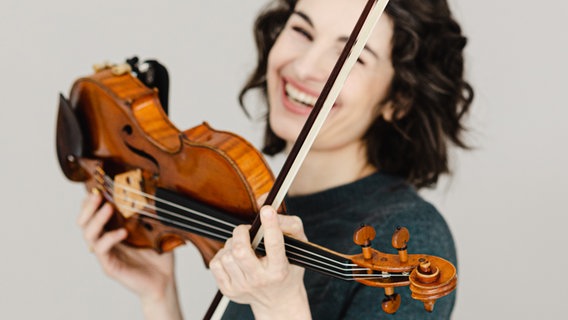 Alinan Pogostkina spielt mit geschlossenen Augen Geige © NDR Foto: Patricia Haas
