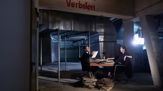 Philippe Goos und Miriam Maertens (Schauspiel Hannover) diskutieren die Akte Tschaikowsky in einem Kellerbüro © NDR Foto: Micha Neugebauer