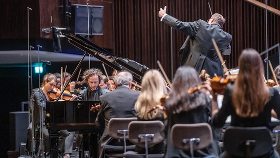 Brahms-Festival: Das Konzert der NDR Radiophilharmonie mit Pianist Martin Helmchen am 18. März 2023 © NDR Foto: Micha Neugebauer