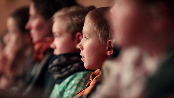 Junges Publikum in einem Konzert der NDR Radiophilharmonie © NDR Foto: Christian Wynwa