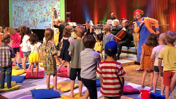 Frau Muse und Kinder beim Zwergen-Abo-Konzert im Juni 2022 © NDR Foto: Bettina Pohl