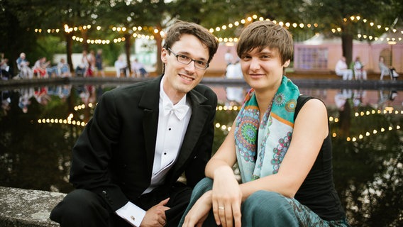 Jonathan (li.) und Frau Juliane (re.) beim "Hannover Proms" im Stadtpark. © NDR Foto: Julius Matuschik