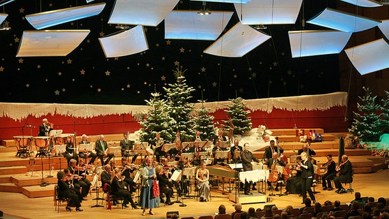 Winterlich dekorierte Bühne mit Orchester. © NDR Foto: Michael Plümer