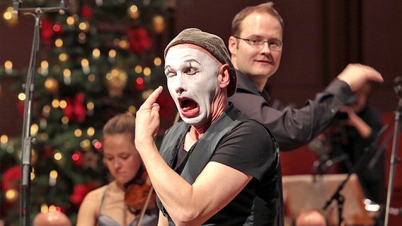 Der geschminkte Pantomime Klaus Renzel zieht eine Grimasse. © NDR Foto: Michael Plümer