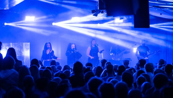 Zoe Wees mit zwei Sängerinnen auf der Bühne, im Vordergrund Publikum © NDR Foto: Micha Neugebauer