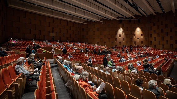 Publikum beim Konzert "Willkommen zurück" im Großen Sendessal Hannover © NDR Foto: Helge Krückeberg