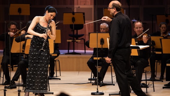 Klarinettistin Sharon Kam während des Konzerts © NDR Foto: Helge Krückeberg