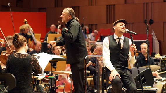 Max Mutzke und die NDR Radiophilharmonie © NDR Foto: Amrei Flechsig