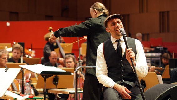 Max Mutzke und die NDR Radiophilharmonie © NDR Foto: Amrei Flechsig